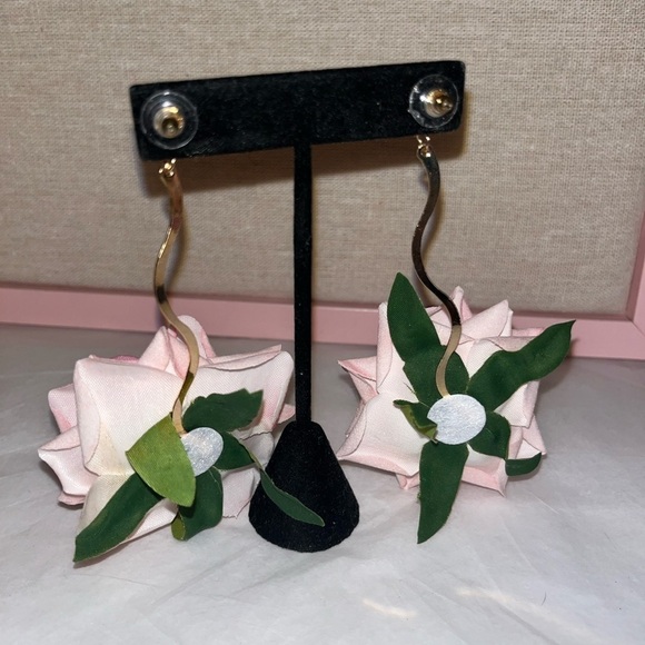 Nwot Pink rose drop earrings. - Picture 4 of 7